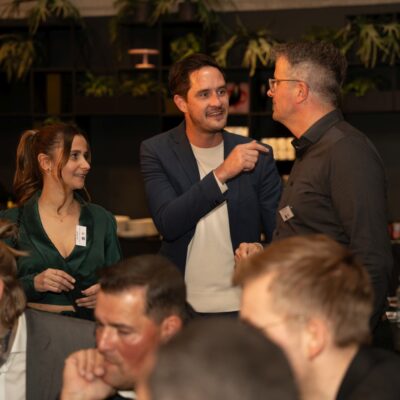 3 Teilnehmer:innen im Gespräch während Casino Event