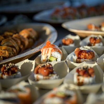 Sushi in Schiffchen