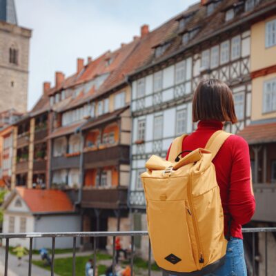 Frau steht mit Rucksack für Krämerbrücke in Erfurt