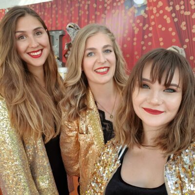 Quizshow Firmenfeier: Drei Showmasterinnen in goldenen Jacken