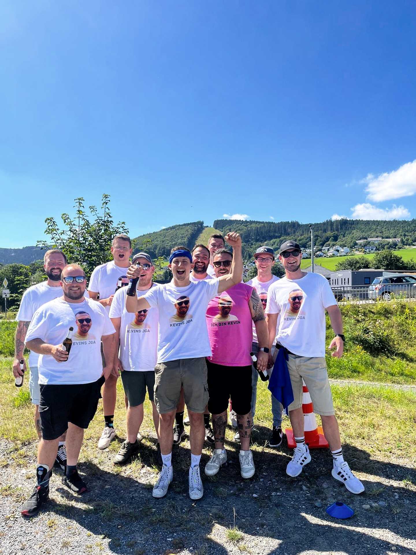Gruppenfoto einer jubelnden JGA Männertruppe in Willingen