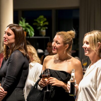3 Frauen schauen nach vorne und hören zu