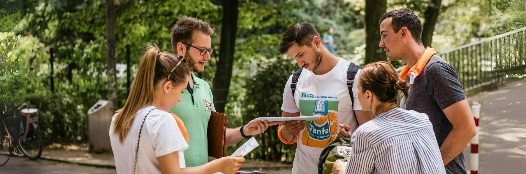 Gruppe beim Briefing während Schnitzeljagd Köln