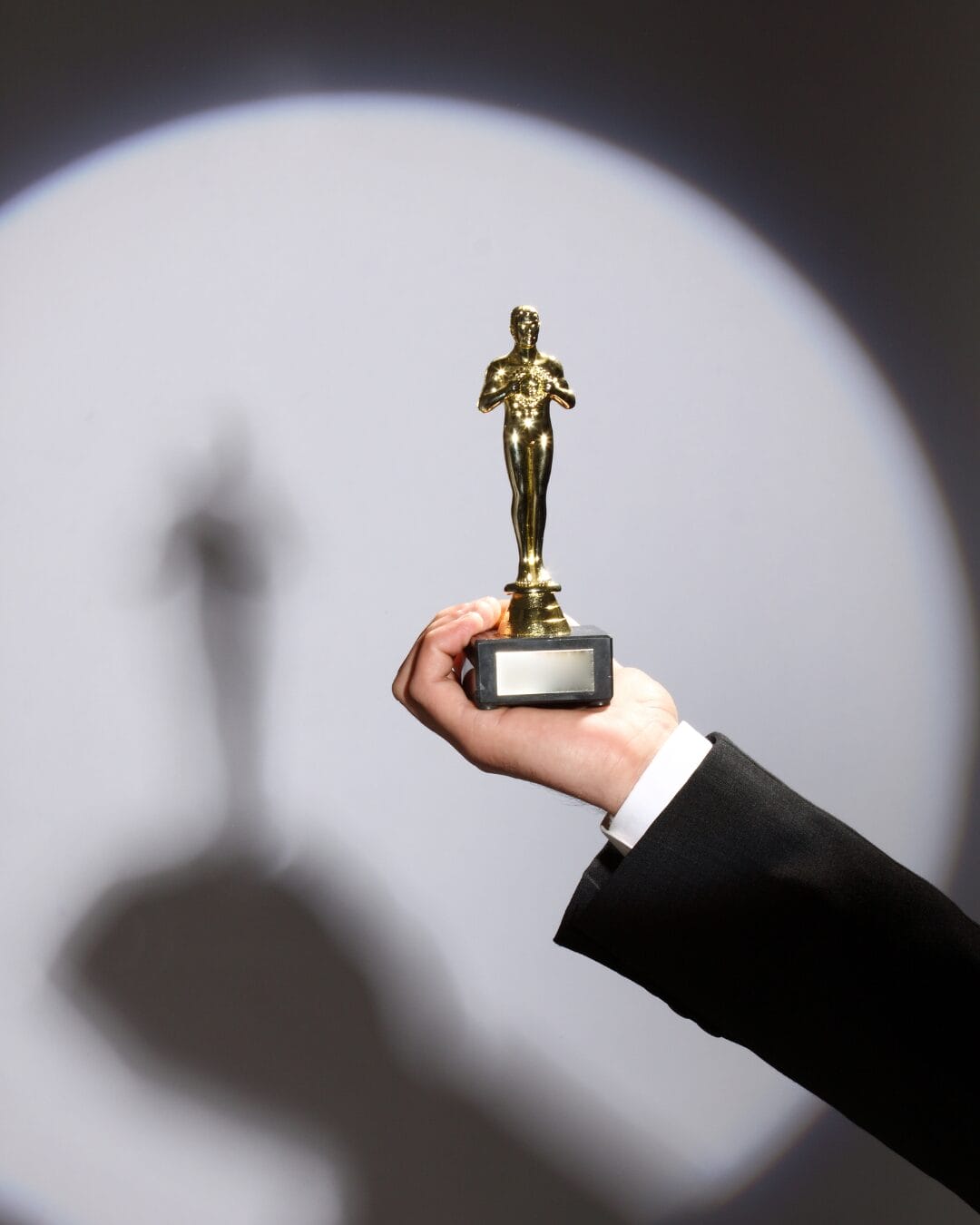 Hand hält Oscar-Trophäe