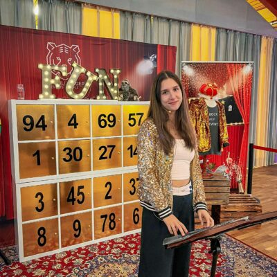 Showmasterin Leonie von Herzbluttiger Events lächelt in Kamera