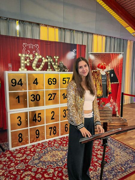 Showmasterin Leonie von Herzbluttiger Events lächelt in Kamera