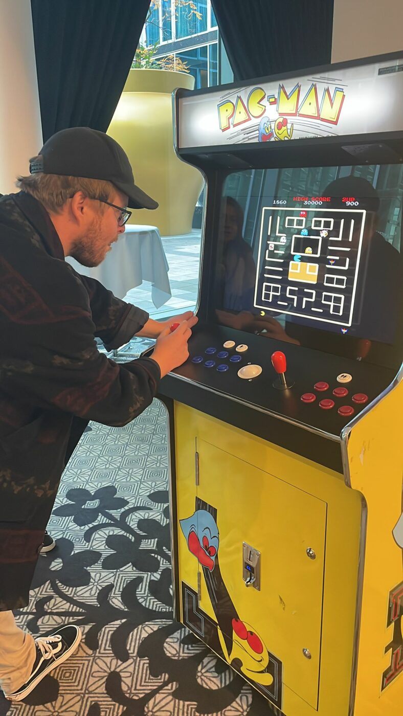 Mann am Pac Man Automat im Kameha Grand Hotel