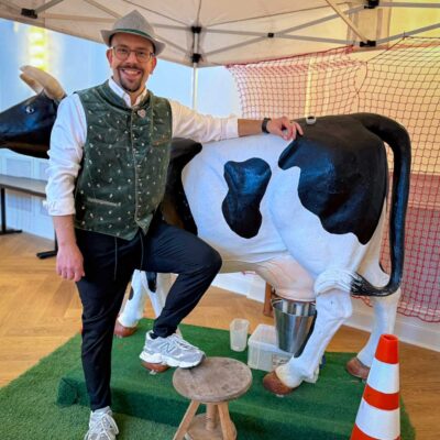 Eventaushilfe an der Spielstation "Kuhmelken" auf dem Firmen Oktoberfest