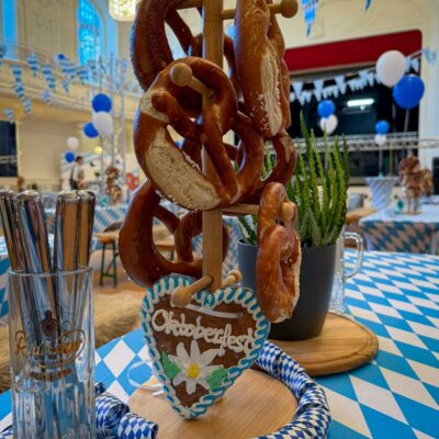 Tischdeko & Brezelständer auf dem Firmen Oktoberfest