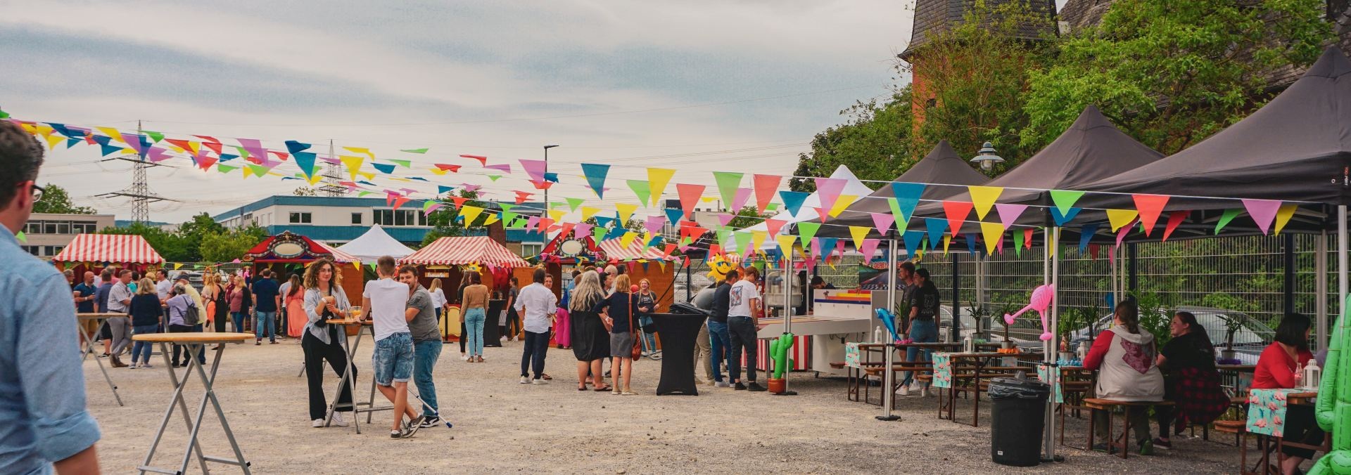 Jahrmarkt: Buden und Personen