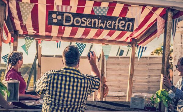 Jahrmarkt: Spielstation Dosenwerfen