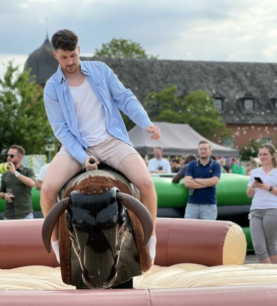 Bullriding: Mann auf Bullen