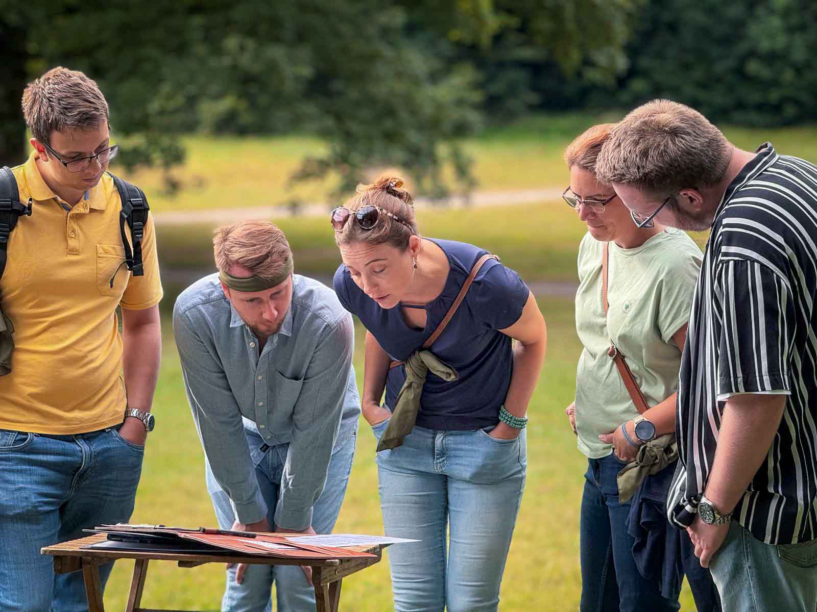 Gruppe bei Schnitzeljagd