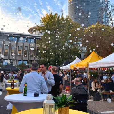 Überblick von einem Sommerfest mit Luftblasen