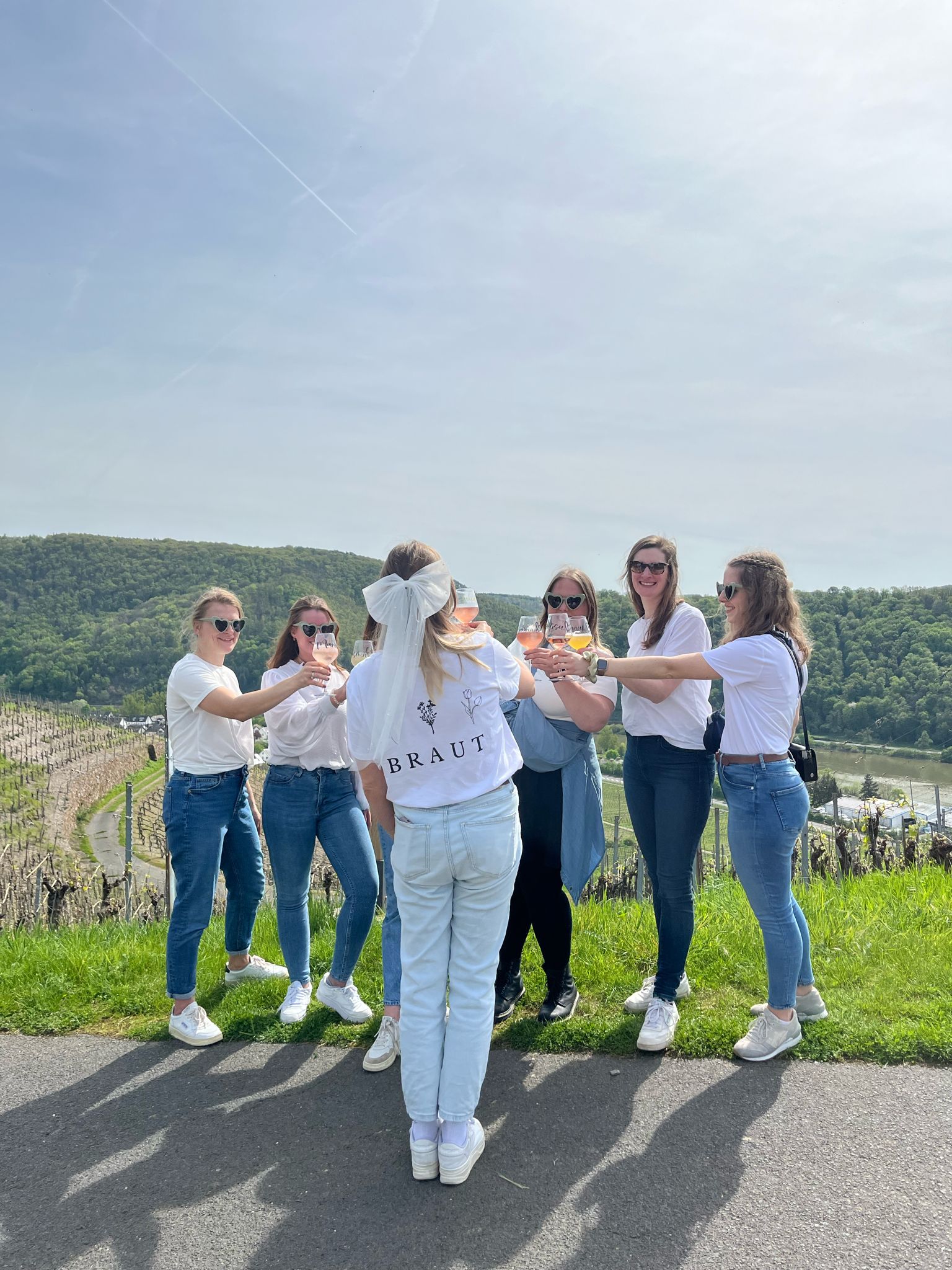 JGA-Gruppe stoßt mit Wein an