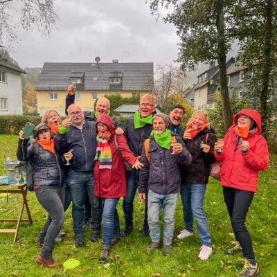 Gruppe jubelt bei Schnitzeljagd