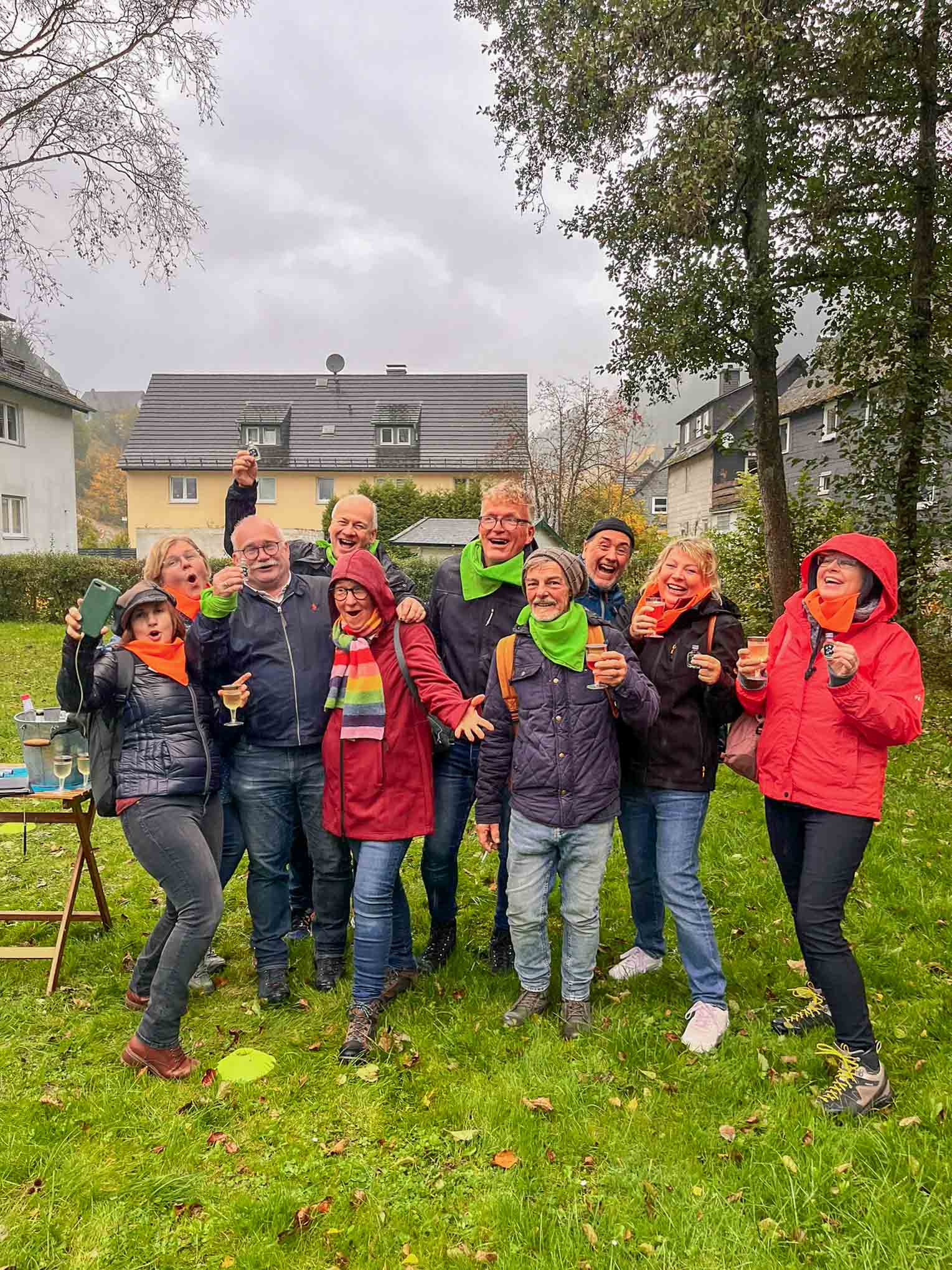 Gruppe jubelt bei Schnitzeljagd