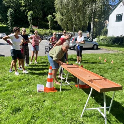 Frau spielt Shuffle Board bei JGA Willingen