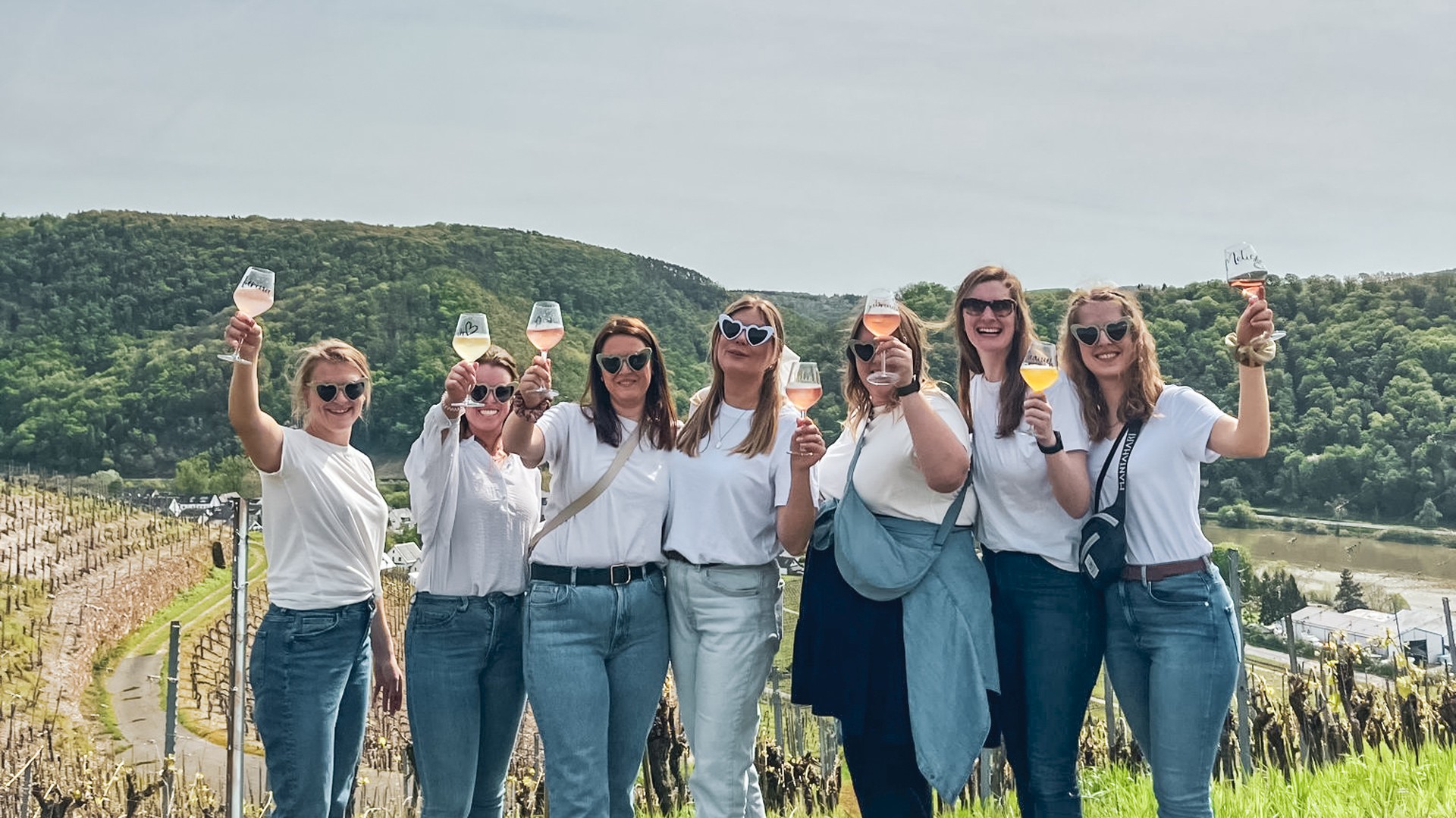 Winningen Weinwanderung - JGA Gruppenfoto in den Weinbergen