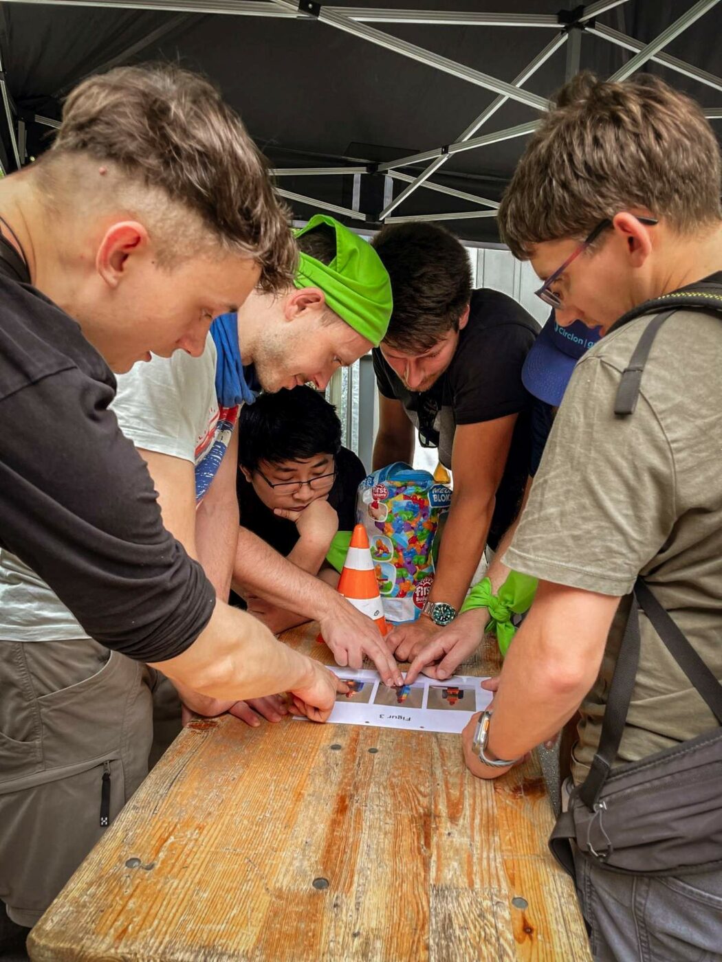 5 Männer spielen "Bob der Baumeister" bei JGA Rallye in Willingen