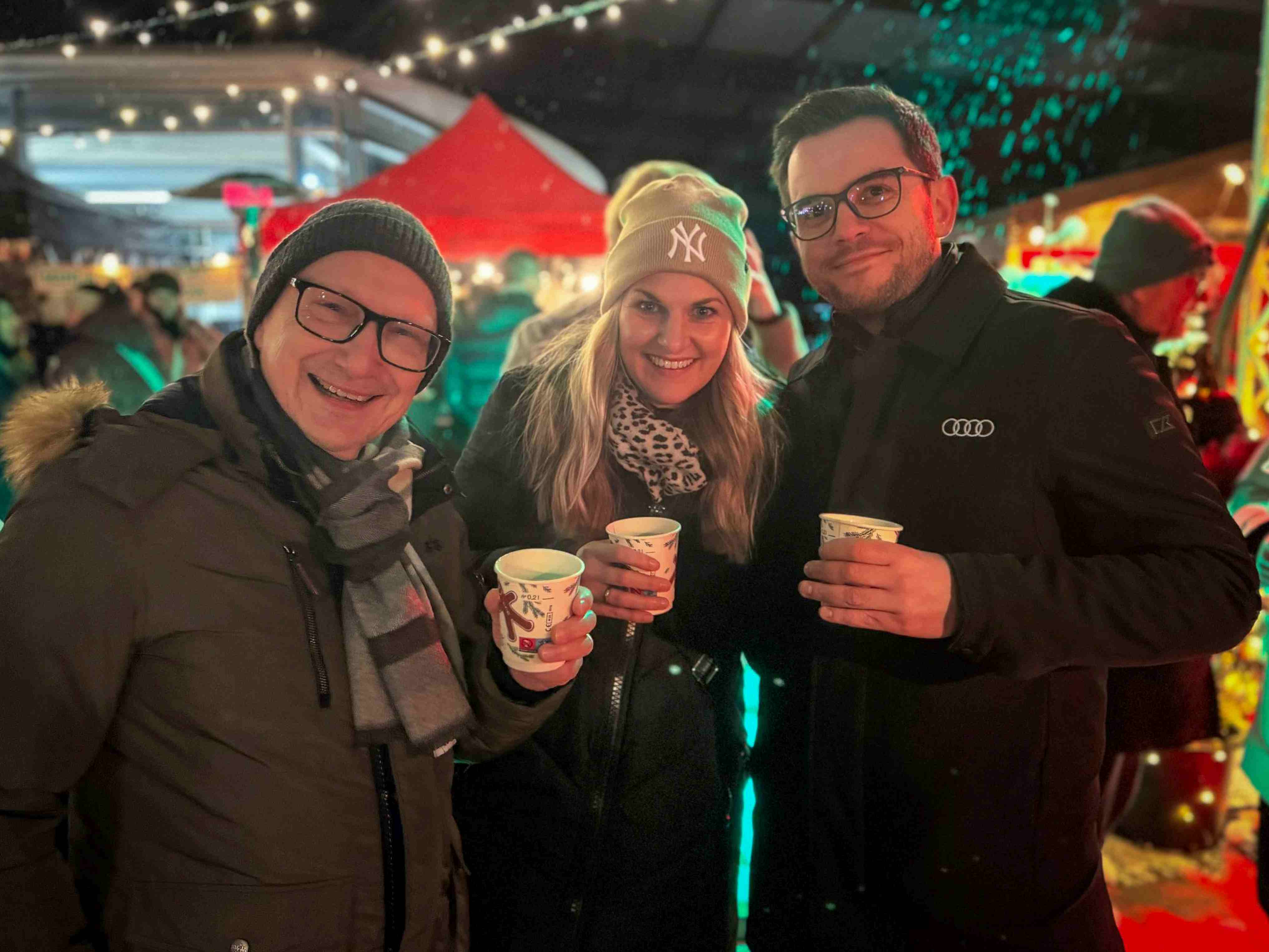 Gruppenfoto mit einer Frau und zwei Männern auf Glühweinparty