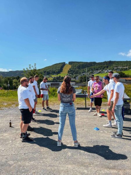 JGA Gruppe spielt auf der Schnitzeljagd
