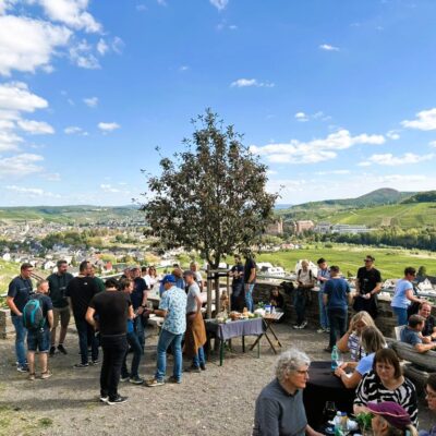 Menschen beim Picknicken während Weinwanderung Ahr