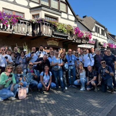 Gruppenfoto vor Weingut Walporzheim
