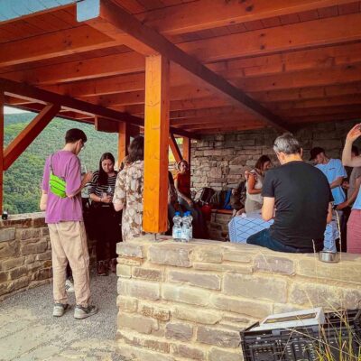 Gruppe bei Picknickstation von Weinwanderung im Ahrtal