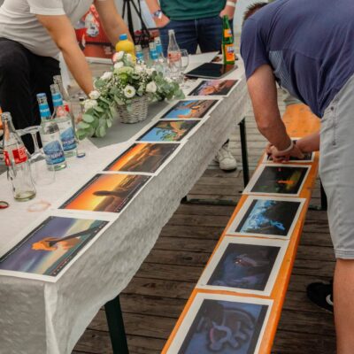 2 Männer sortieren Filmsequenzen beim Filmdreh Teamevent