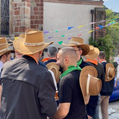 Gruppe an Menschen mit Cowboy Hüten