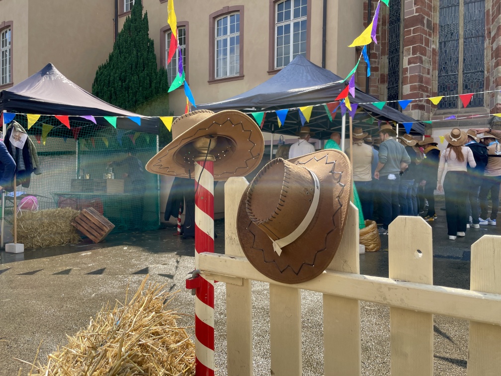 Zwei Cowboy Hüte am Zaun