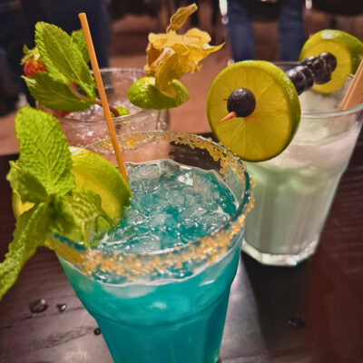 Mehrere selbst kreierte Cocktails stehen zusammen