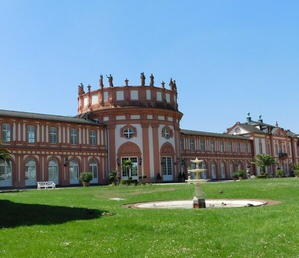 Schloss Biebrich mit Grünanlage - Teamevent Wiesbaden