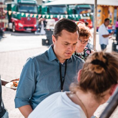 Mann mit Teller bei Grillfest