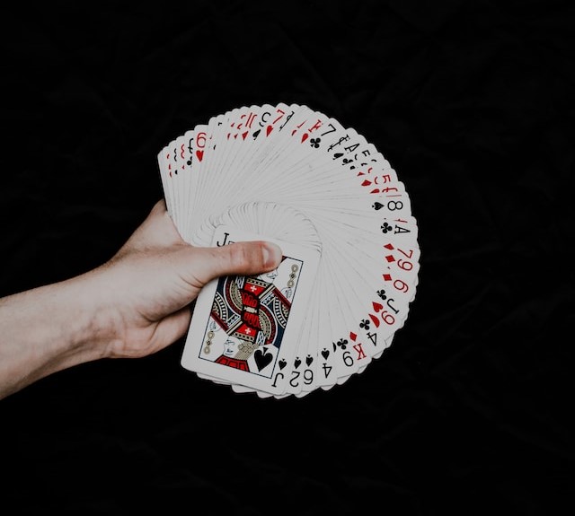 Eine Hand mit ganz vielen Spielkarten - Teamevent Zaubern lernen