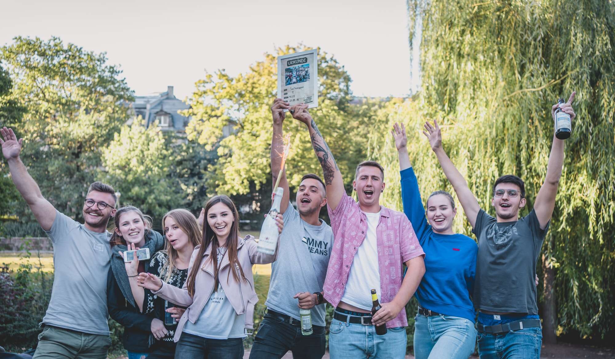 Azubi Event Darmstadt: Gruppe von Azubis jubelt