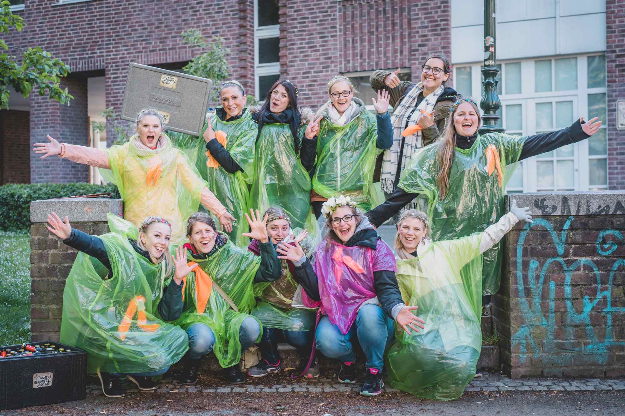 JGA Gruppenfoto mit Mädels in Regenponcho bei Schnitzeljagd Düsseldorf