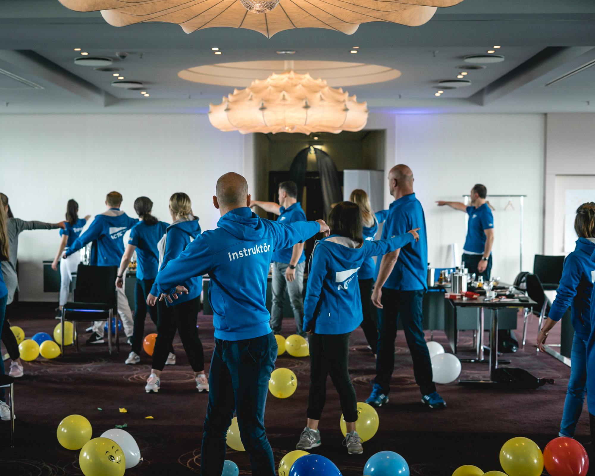 Teamworkshop': Personen nehmen an Übung teil.
