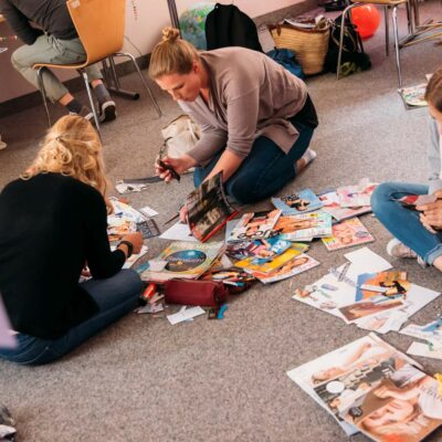 3 Teilnehmerinnen des Vision & Mission Workshops basteln Visionboard