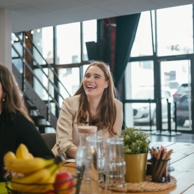 Frau lacht während Workshop in der Markus Lennackers Akademie Siegburg
