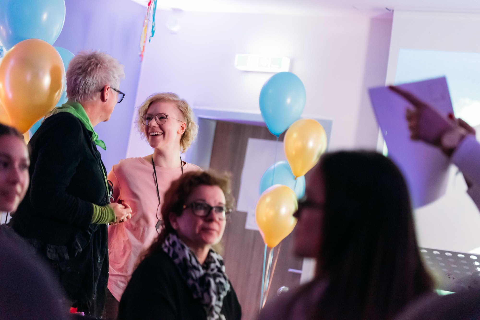 Zwei Frauen reden miteinander während des Workshops