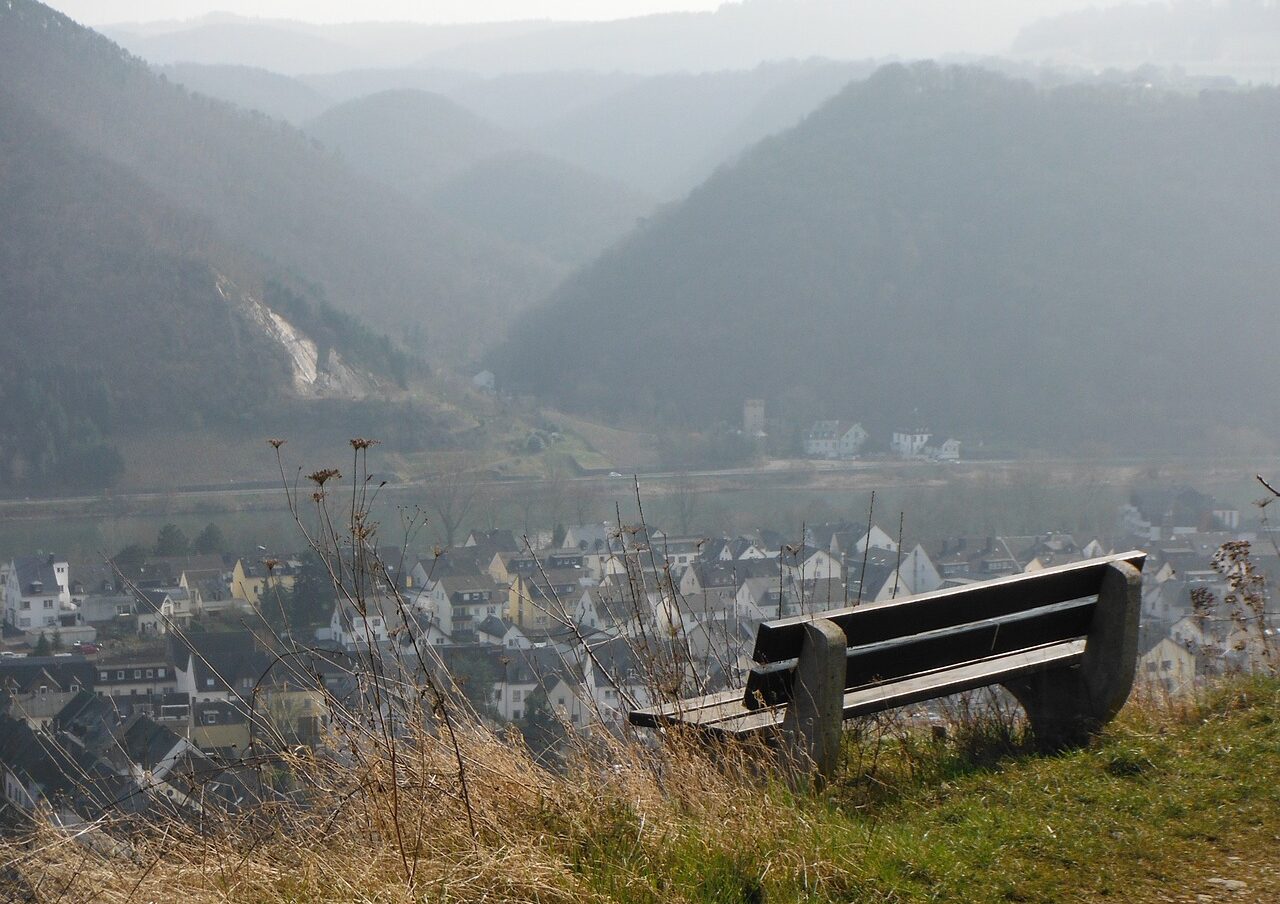 Panoramabild auf Winningen mit Bank im Vordergrund