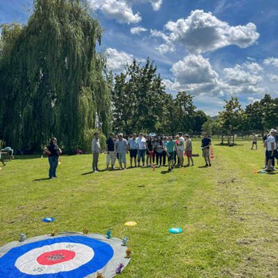 Team spielt Frisbee Darts am Aasee während Stadtrallye Münster