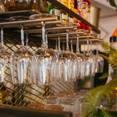 Krimidinner Siegburg: Weingläser an Bar