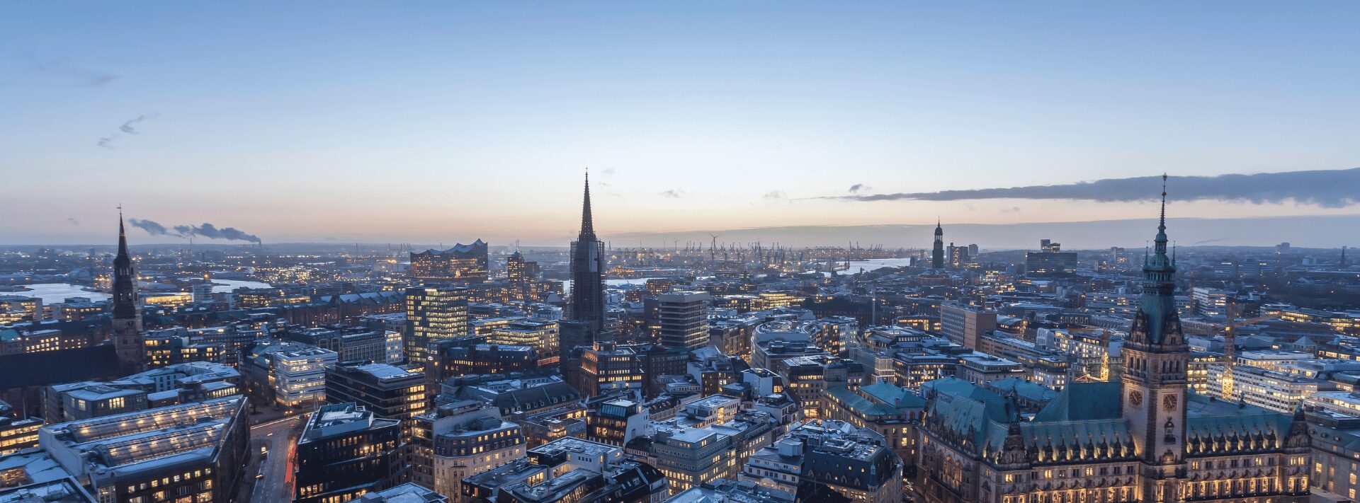 Hamburg Vogelperspektive bei Dämmerung