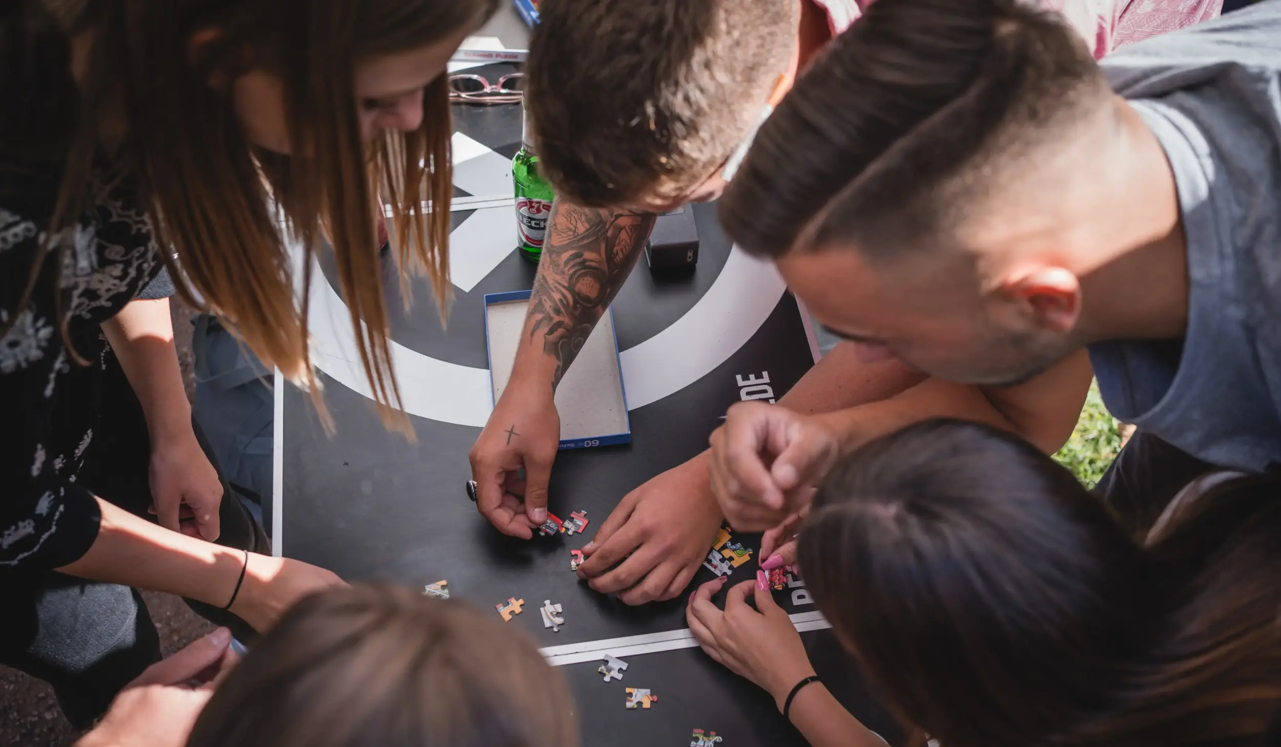 Schnitzeljagd - Personen lösen Puzzle