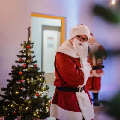 Weihnachtsfeier Quizshow: Showmaster Kai in Weihnachtsmann Kostüm