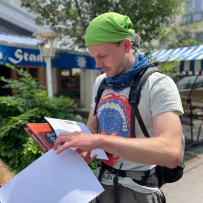 Mann schaut auf Roadbook bei Schnitzeljagd Willingen