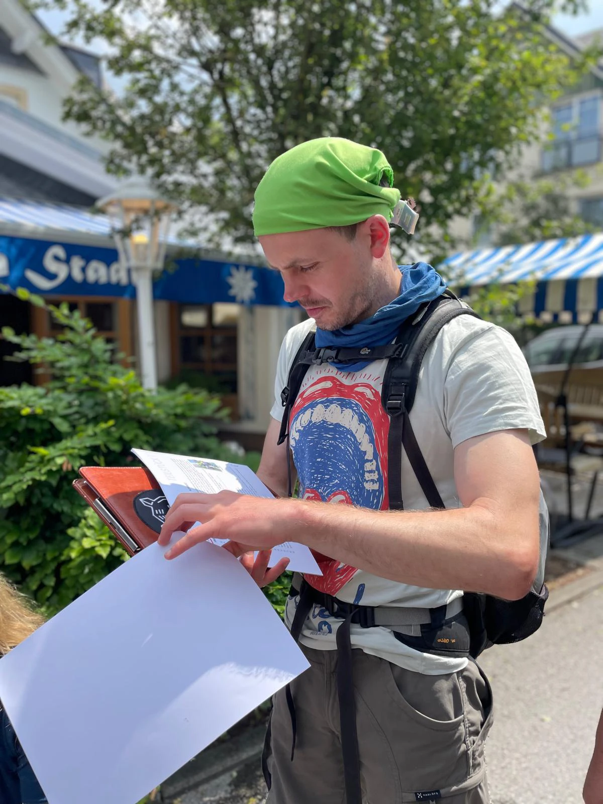 Mann schaut auf Roadbook bei Schnitzeljagd Willingen